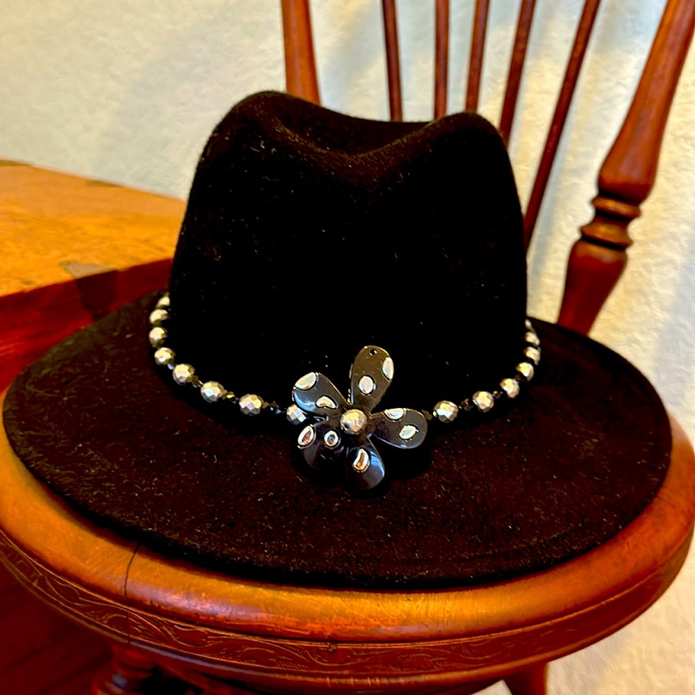 Black wool wide brimmed hat with hand made crystal hat band 🖤🕵️‍♀️🌹